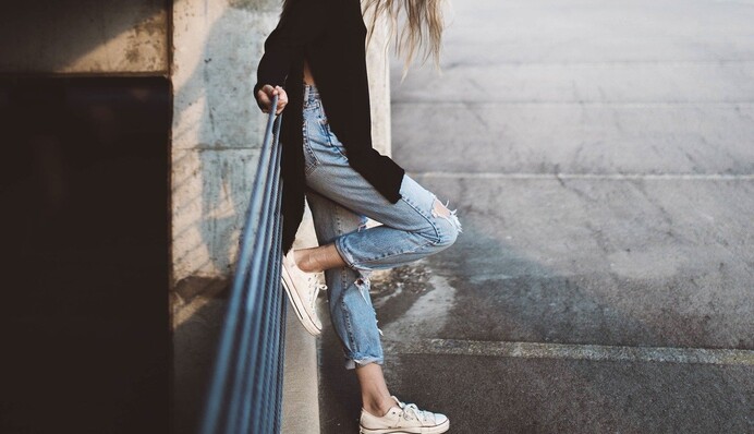 Шпаргалка на осінь: 5 хитрих способів подовжити ноги та підкреслити фігуру джинсами