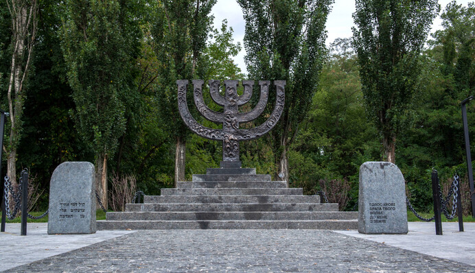 У Бабиному Яру відкрили інсталяцію розстріляних колон, і хейту довго чекати не довелося - що з нею не так