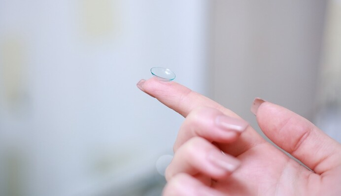 Девушка надевала линзы мокрой рукой, и это стало ее ошибкой - об этом она узнала, когда почти ослепла