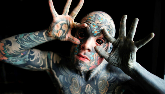 Самый татуированный учитель Франции напугал ребенка и лишился работы в детском саду