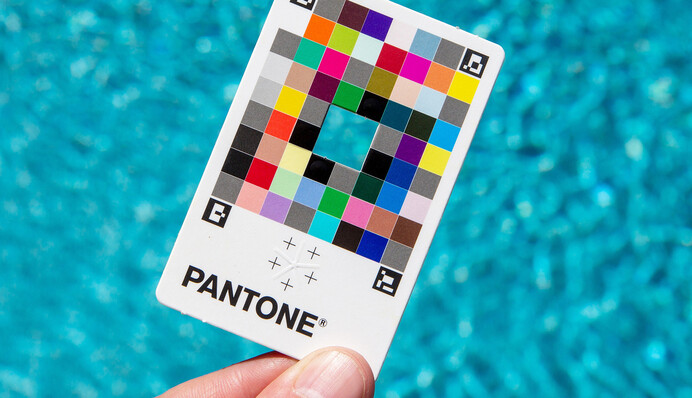 Институт цвета Pantone представил новый оттенок красного и посвятил его менструации