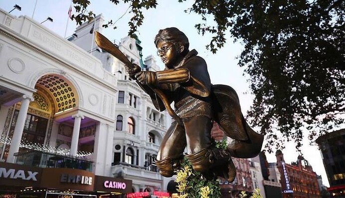 В Лондоне появился памятник Гарри Поттеру - он будто парит в воздухе на метле
