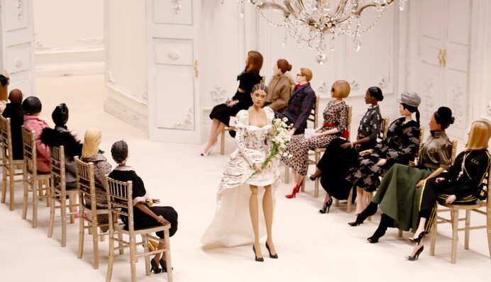 Модный бренд устроил необычный показ с куклами - для них сшили маленькие копии изысканных нарядов