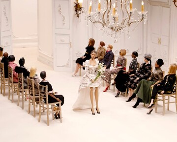 Модный бренд устроил необычный показ с куклами - для них сшили маленькие копии изысканных нарядов