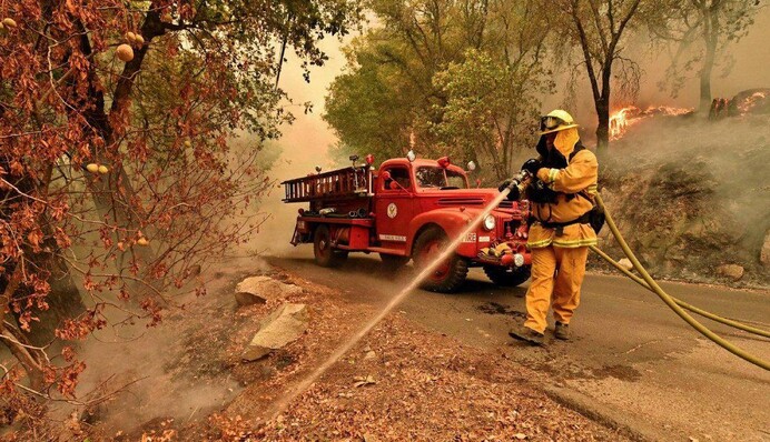 У Каліфорнії помітили пожежну машину 1942 року - старенька допомагає в боротьбі з масовими пожежами