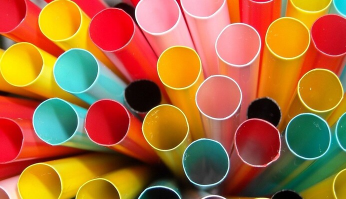 В Англії заборонили пластикові трубочки для напоїв - їх можна буде отримати лише в особливих випадках