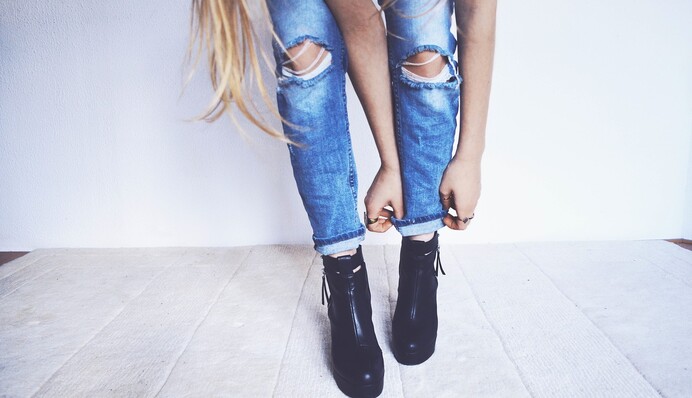 Все говорят о джинсах слоучи, ведь это хит сезона: вот 9 стильных моделей на эту осень