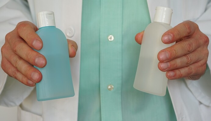 Все пользуются антисептиками для рук, но не читают их состав - каким должен быть хороший санитайзер