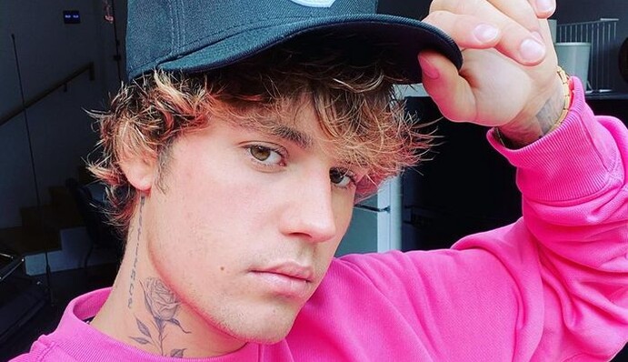 Джастин Бибер набил новое тату, и фанаты нашли в нем скрытый смысл - они считают, что рисунок посвящен Селене Гомес