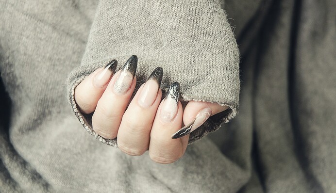 Какой маникюр сделать на Хэллоуин: 12 креативных идей к празднику