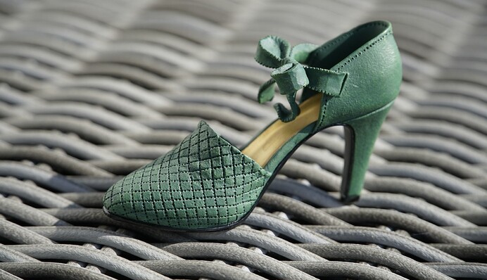 Disney показав обкладинку нової книги про Попелюшку - тепер принцеса розміру plus size