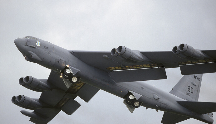 Бомбардиров­щики B-52 гарантируют, что Россия в Украину не полезет - военный эксперт