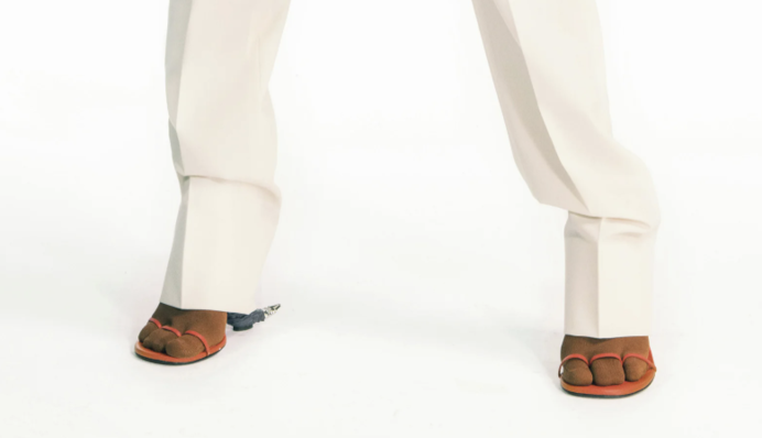 У мережі висміяли нове взуття модного бренду - ці босоніжки виглядають як лапи Скубі-Ду