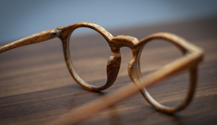 Хлопець випадково торкнувся оком скельця окулярів, й дізнався - залишати відбитки можуть не тільки пальці