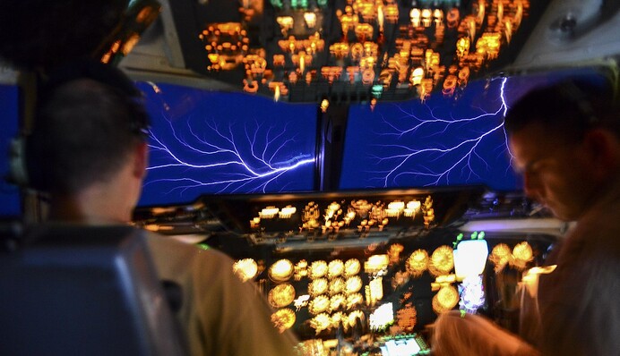 Пілот літака зняв вогні святого Ельма - рідкісне погодне явище, схоже на блискавку