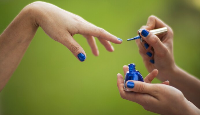 Коричневий і синій: 10 простих, але дуже стильних ідей манікюру на осінь