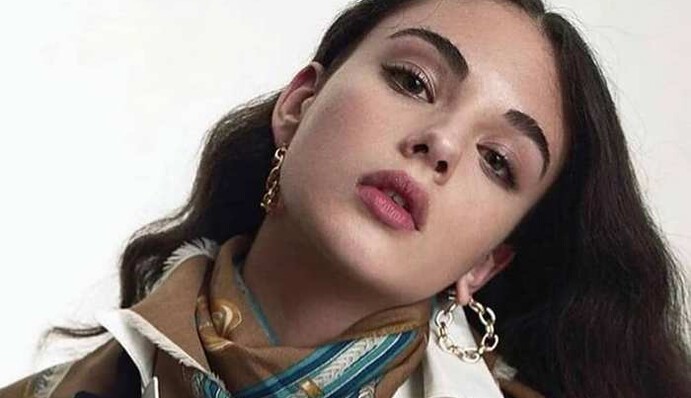 Дочь Моники Беллуччи дебютировала на обложке модного глянца - и она невероятно похожа на свою звездную маму