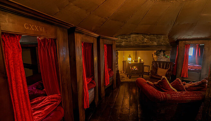 У Британії відкрили готель в стилі гуртожитку Ґрифіндор - фани Гаррі Поттера можуть заночувати за $65