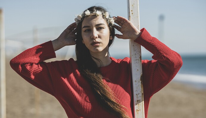 Как и с чем этой осенью носить свитер-платье: 7 стильных образов на каждый день