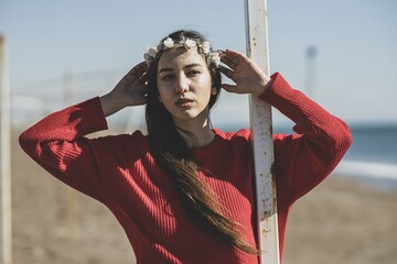 Как и с чем этой осенью носить свитер-платье: 7 стильных образов на каждый день