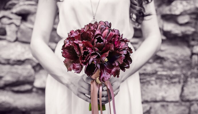 Наречена нарвала квіти на весілля, а на ранок не впізнала себе в дзеркалі - ось чому диких рослин краще не торкатися