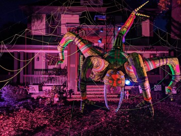 Чоловік прикрасив будинок до Хелловіну величезним павуком, і це видовище лякає і захоплює одночасно