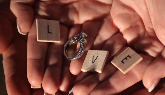 Девушка решила похвастаться кольцом и положила его на нос собаки, но питомец сорвал ее планы