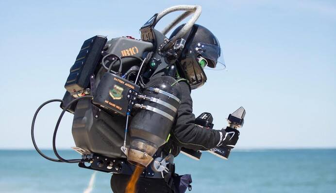 В США смельчак с реактивным ранцем снова всполошил ФБР - на этот раз он побил собственный рекорд высоты