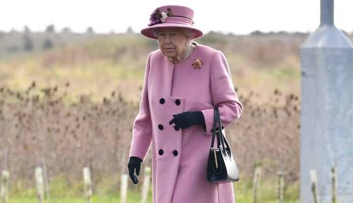 Єлизавета II вперше за карантин вийшла на публіку, але замість радості отримала хейт - маски ніхто не відміняв