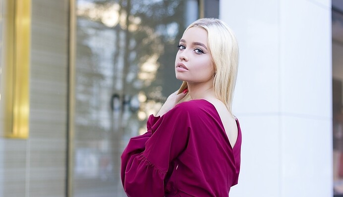 С ними не прогадаешь: 6 цветов в одежде, которые идут всем блондинкам