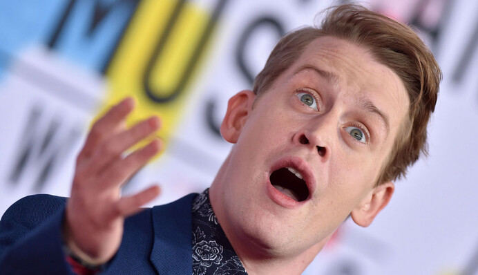 Маколей Калкин вышел с кошкой на прогулку, и снова стал мемом - ведь это так похоже на 2020 год