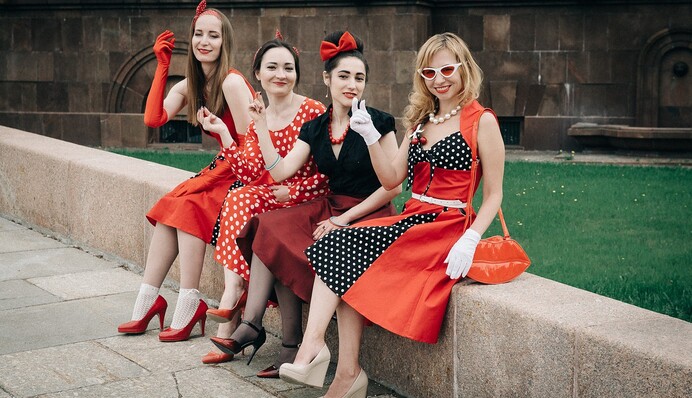 Нотки ретро в сучасному одязі: 10 стильних поєднань в сукнях, светрах і взутті