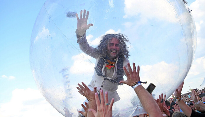 Музиканти знайшли цікавий спосіб виступати в дні пандемії - здається, це те, що потрібно Олі Поляковій