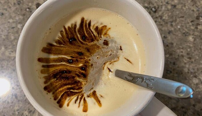 Люди делятся снимками случайных шедевров в чашках с кофе - наверняка у вас тоже бывали подобные