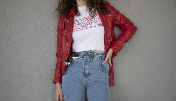 Брюки та джинси кльош вийшли з моди? Навряд чи: ось 9 стильних луків для походу в офіс і на прогулянку