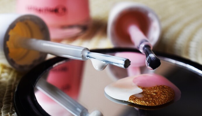 Мармуровий манікюр повернувся в тренди: 12 стильних ідей для походу в салон