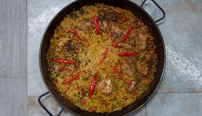 Готуємо вдома ситну паелью з кроликом: рецепт і поради Тетяни Литвинової