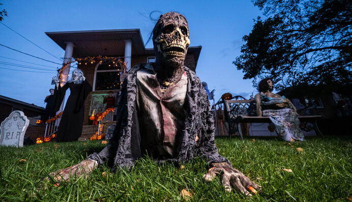 Жителі Нью-Йорка вже готові до Хеллоуїну як ніколи: тільки погляньте на ці костюми та декорації