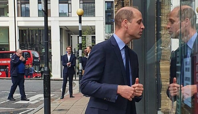 Принц Вільям задивився на вітрину з фаст-фудом і став героєм жартів в соцмережах
