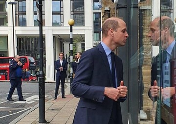 Принц Вільям задивився на вітрину з фаст-фудом і став героєм жартів в соцмережах