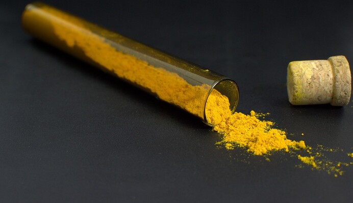 Девушка показала, почему не стоит делать маску из куркумы - теперь ее лицо выглядит как желтый смайлик