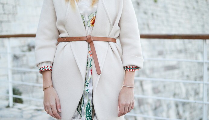 Як правильно носити пояс поверх верхнього одягу: 8 стильних образів на листопад