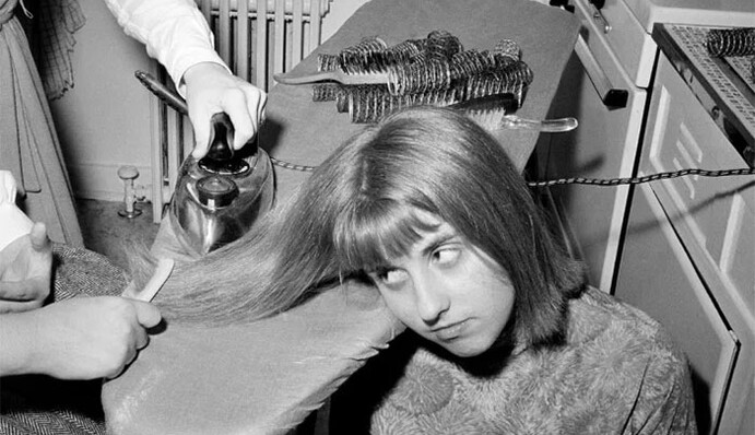 10 вінтажних фото жінок, які роблять дуже дивні речі - і все в ім'я краси