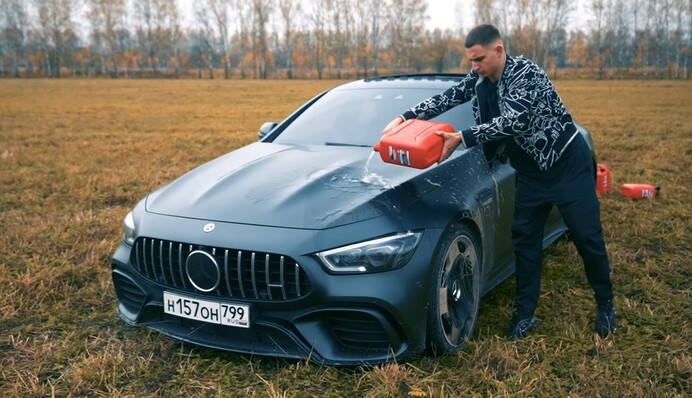 У Росії блогер спалив Mercedes за $170 тисяч - ось як отримати 8 млн переглядів за два дні