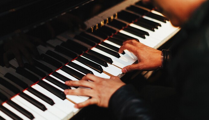 Дільничний Валічок з Ніжина став зіркою соцмереж, виконавши пісню про місцеві вибори: відео