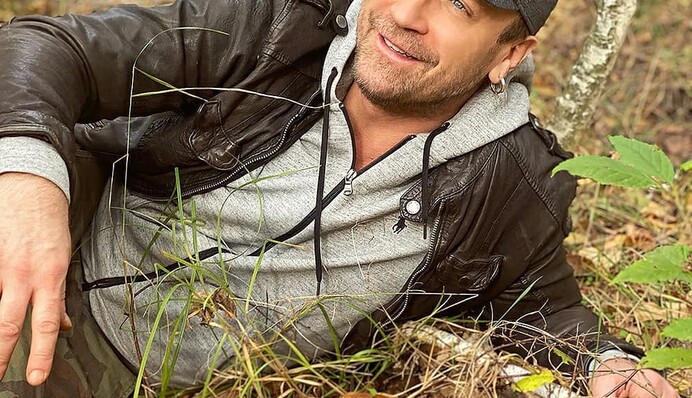 Олег Винник нашел в лесу гриб - таким счастливым мы не видели певца даже на 