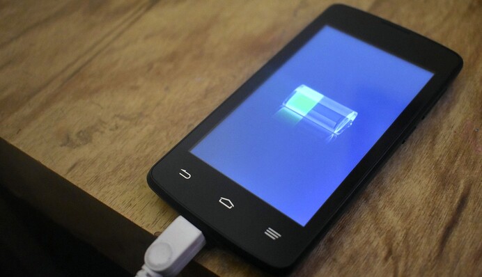 Мобільні батареї-зомбі влаштовують пожежі на звалищах - ось чому не варто викидати їх просто до смітника