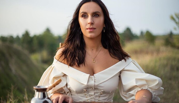 Джамала сменила имидж и показала обновленную себя на серии фото