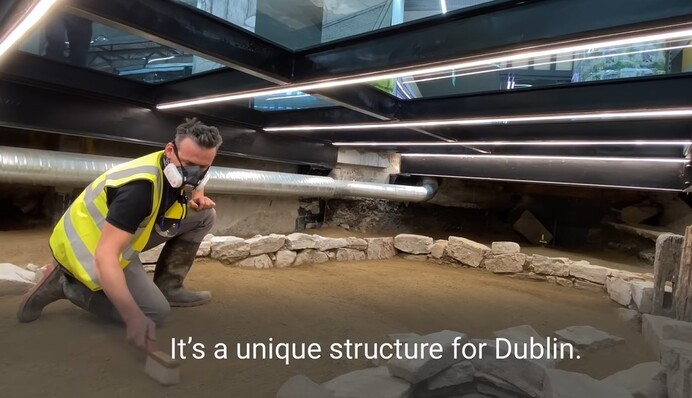 У магазині встановили скляну підлогу, щоб люди могли побачити будинок 11 століття поверхом нижче: відео