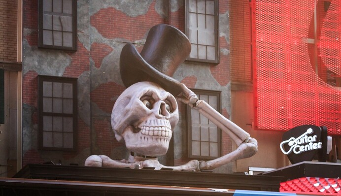 Креативна фанатка Хелловіна влаштувала у дворі стриптиз-клуб для скелетів - тепер їй загрожує штраф